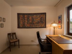 een bureau met een lamp en een stoel in een kamer bij Apartment Terrassenwohnung am Kurpark by Interhome in Lahnstein +46 foto's