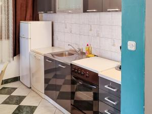Kuchyňa alebo kuchynka v ubytovaní Apartment Beba-1 by Interhome + 21 fotografií