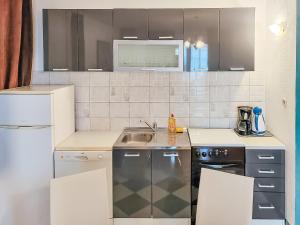 Kuchyňa alebo kuchynka v ubytovaní Apartment Beba-1 by Interhome