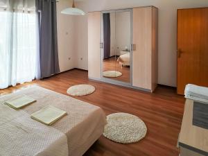 Posteľ alebo postele v izbe v ubytovaní Apartment Beba-1 by Interhome