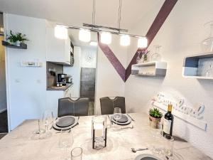 uma sala de jantar com uma mesa com copos de vinho em Apartment Flieder - F 96 by Interhome em Dittishausen