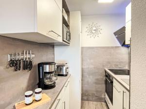 Η κουζίνα ή μικρή κουζίνα στο Apartment Flieder - F 96 by Interhome