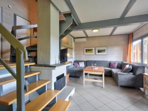 uma sala de estar com um sofá e uma lareira em Holiday Home Seepark Kirchheim-7 by Interhome em Kirchheim