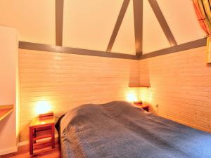 - une chambre avec un grand lit et 2 tables dans l'établissement Holiday Home Dorf 2-Haus 68 by Interhome, à Kirchheim