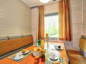 - une table à manger avec un bol de nourriture dans l'établissement Holiday Home Dorf 2-Haus 68 by Interhome, à Kirchheim