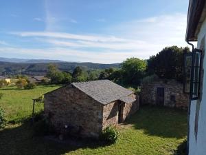 un ancien bâtiment en pierre dans un champ d'herbe dans l'établissement Palacio de Cantiz, à Becerreá