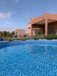 una gran piscina azul frente a un edificio en Coparc 