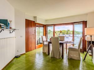cocina y comedor con mesa y sillas en Apartment Casa sul lago di Lea by Interhome, en  Monvalle 