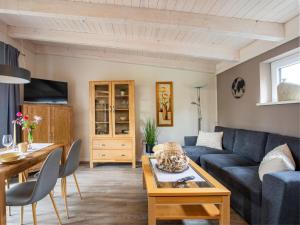 uma sala de estar com um sofá e uma mesa em Apartment Nachtigall II-2 by Interhome em Osten