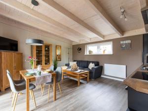 uma sala de estar com uma mesa e um sofá em Apartment Nachtigall II-2 by Interhome em Osten