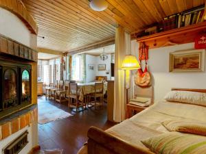 - une chambre avec un lit et une salle à manger dans l'établissement Holiday Home Piennarpää by Interhome, à Kalmari