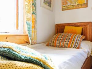 - une chambre avec un lit doté d'un oreiller et d'une fenêtre dans l'établissement Holiday Home Piennarpää by Interhome, à Kalmari