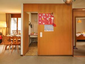 een kamer met een tafel en een eetkamer bij Apartment Chalet Simmental P-3 by Interhome in Zweisimmen