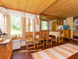 - une cuisine et une salle à manger avec une table et des chaises dans l'établissement Holiday Home Piennarpää by Interhome, à Kalmari