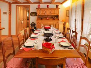 een eettafel met borden en gerechten erop bij Apartment Marie-Soleil by Interhome in Gstaad