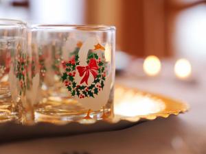 een glas met een haan erop op een bord bij Apartment Marie-Soleil by Interhome in Gstaad