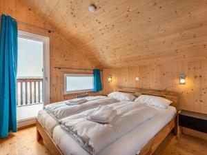 Rúm í herbergi á Chalet Klippitzoase by Interhome