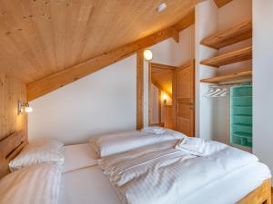 Rúm í herbergi á Chalet Klippitzoase by Interhome