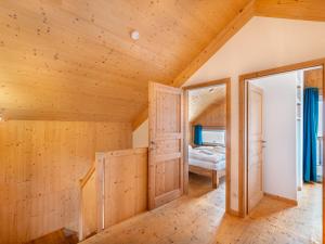 Habitación con paredes y puertas de madera y cama en Chalet Klippitzoase by Interhome, en Klippitztorl