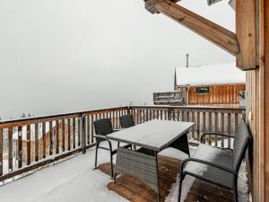 Svalir eða verönd á Chalet Klippitzoase by Interhome