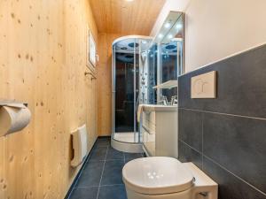 Baðherbergi á Chalet Klippitzoase by Interhome