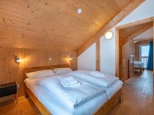 Rúm í herbergi á Chalet Klippitzoase by Interhome