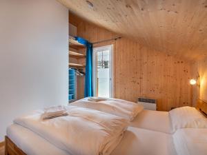 Rúm í herbergi á Chalet Klippitzoase by Interhome
