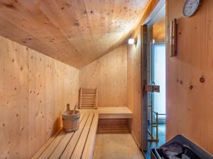 una sauna con techo de madera y barril de madera en Chalet Klippitzoase by Interhome, en Klippitztorl