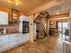 Kuchyň nebo kuchyňský kout v ubytování Chalet Klippitzoase by Interhome