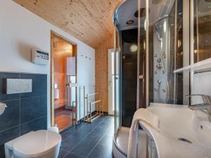 Baðherbergi á Chalet Klippitzoase by Interhome