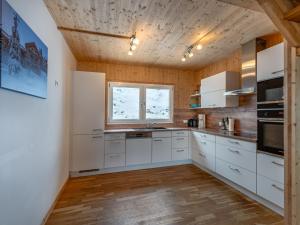 Eldhús eða eldhúskrókur á Chalet Klippitzoase by Interhome