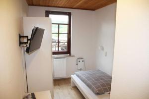 um quarto com uma cama num quarto com uma janela em Hotel Zur Krone em Lorch am Rhein