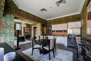 uma cozinha com uma mesa e uma cozinha com papel de parede colorido em Celine Residence Luxury em Budapeste