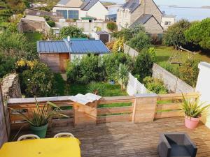 シェルブール・アン・コタンタンにあるSea food and Beach Le grand Cherbourgの裏庭の空中を望むウッドデッキ +9枚の写真