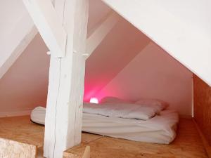 シェルブール・アン・コタンタンにあるSea food and Beach Le grand Cherbourgの小さな部屋で、ベッド1台が備わります。