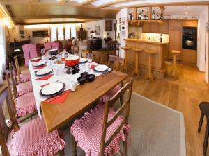 jadalnia i kuchnia ze stołem i krzesłami w obiekcie Apartment Marie-Soleil Sud by Interhome w mieście Gstaad