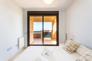 - une chambre avec un lit blanc et une vue sur l'océan dans l'établissement CT 182 - Golfer's Paradise, à Mijas
