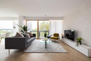 un soggiorno con divano e TV di Modern, Luxury 2-Bed Home with Private Balcony a Londra
