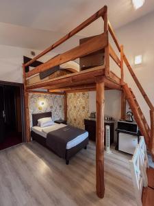 sypialnia z łóżkiem piętrowym w pokoju w obiekcie Villa Genevra w Koszalinie