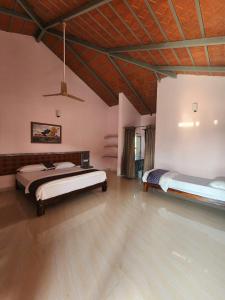 奇克马格尔Rangi Taranga Resort的大房间设有两张床和天花板 更多13张照片