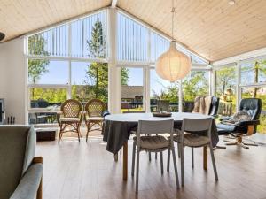 uma sala de jantar com mesa e cadeiras em Holiday Home Anne - 150m from the sea in SE Jutland by Interhome em Børkop