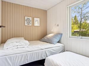 um quarto com 2 camas e uma janela em Holiday Home Anne - 150m from the sea in SE Jutland by Interhome em Børkop