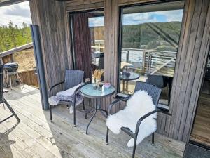 un patio avec des chaises et une table sur une terrasse dans l'établissement Chalet Kosetoppen - SOW145 by Interhome, à Fossdal