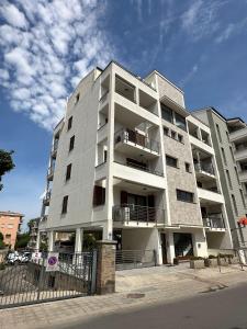 un grande condominio con una recinzione di fronte di Gris I Blanca apartment ad Alghero