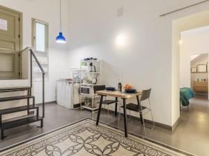 Una sala de estar con una mesa y una cocina. en Apartment Argento 2 by Interhome, en Sciacca