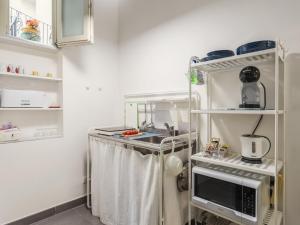 Una pequeña cocina con fregadero y microondas. en Apartment Argento 2 by Interhome, en Sciacca 17 fotos más
