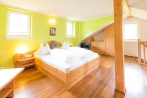 A bed or beds in a room at Pension- Appartement Kristall