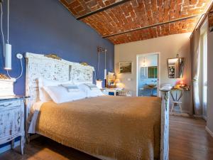 een slaapkamer met een groot bed en een bakstenen plafond bij Holiday Home Helix1912 by Interhome in San Damiano dʼAsti