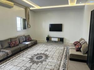 AbCd في نواكشوط: غرفة معيشة مع أريكة وتلفزيون بشاشة مسطحة