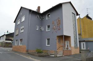 un edificio con una pintura a un lado. en Ferienwohnungen Stadler, en Rödental
